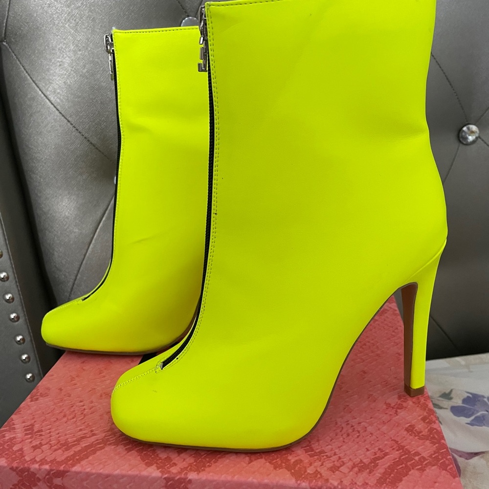 Never worn... Only tried on...